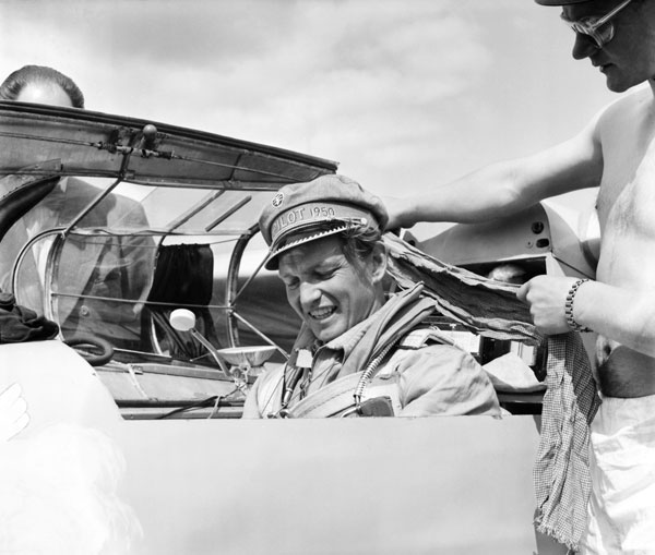 Milit�r segelflygare med radio