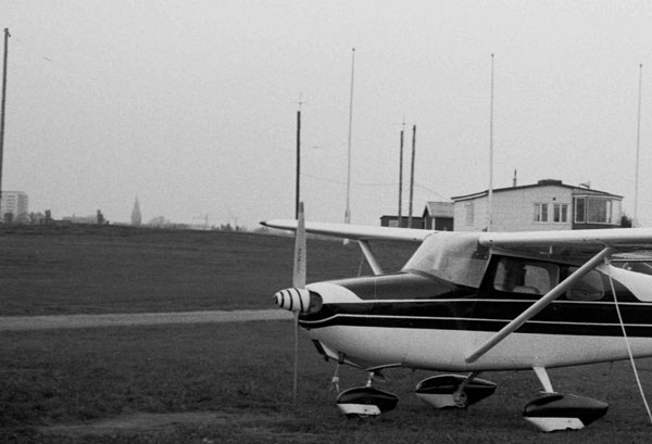 Antennstolpar vid tornet